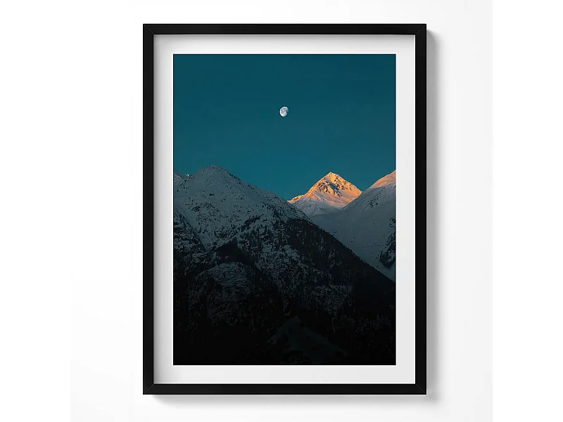 Decoratief schilderij met zwarte lijst, Zonsondergang in de bergen 60 x 80 cm – Perfect voor de woon- of slaapkamer