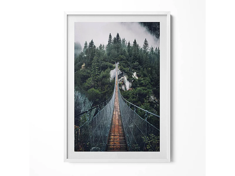 Decoratief schilderij met witte lijst, Hangbrug over het bos 70 x 100 cm – Perfect voor de woon- of slaapkamer