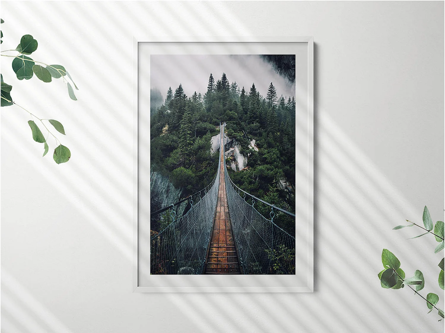 Decoratief schilderij met witte lijst, Hangbrug over het bos 70 x 100 cm – Perfect voor de woon- of slaapkamer