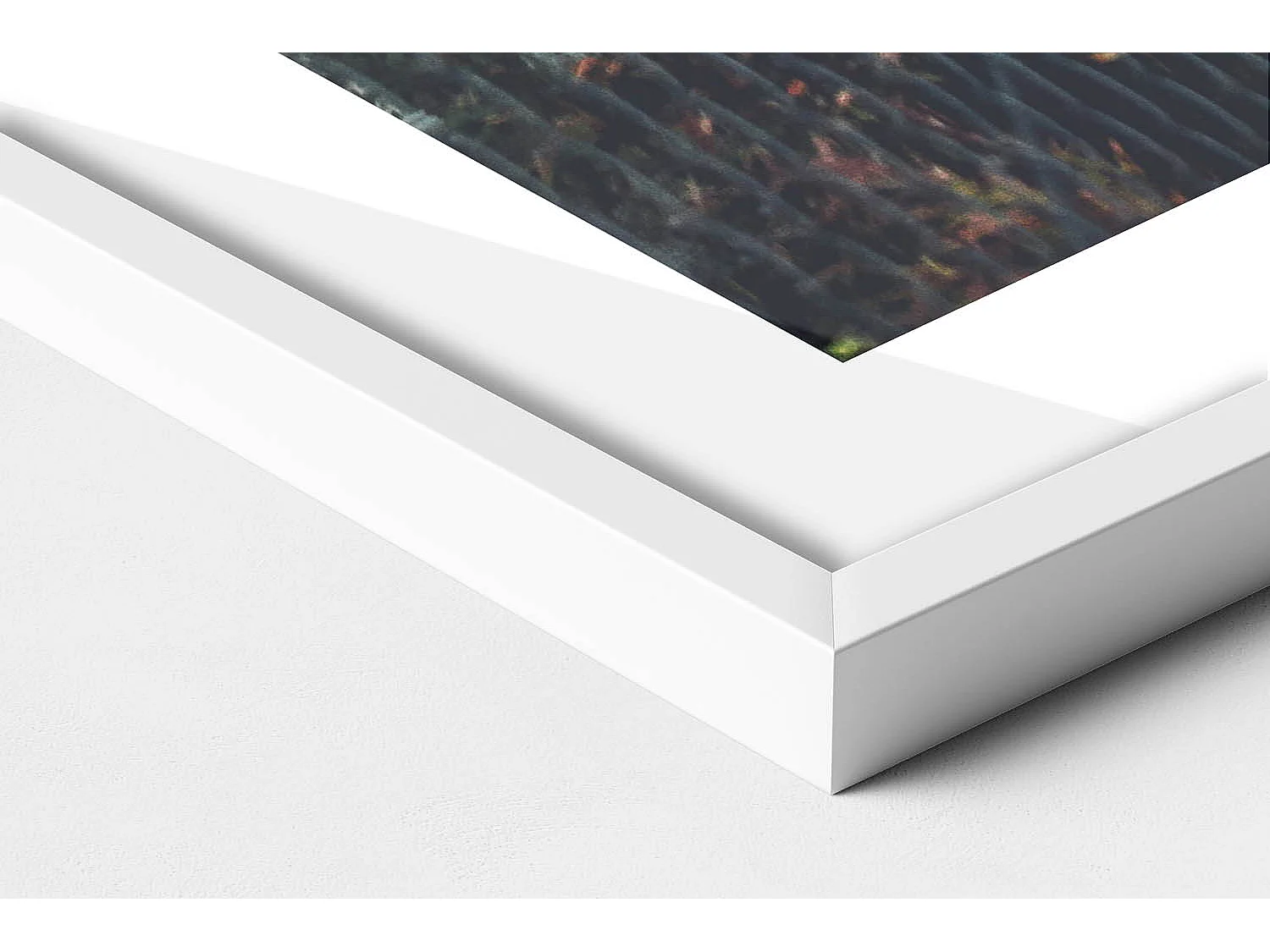 Decoratief schilderij met witte lijst, Hangbrug over het bos 70 x 100 cm – Perfect voor de woon- of slaapkamer