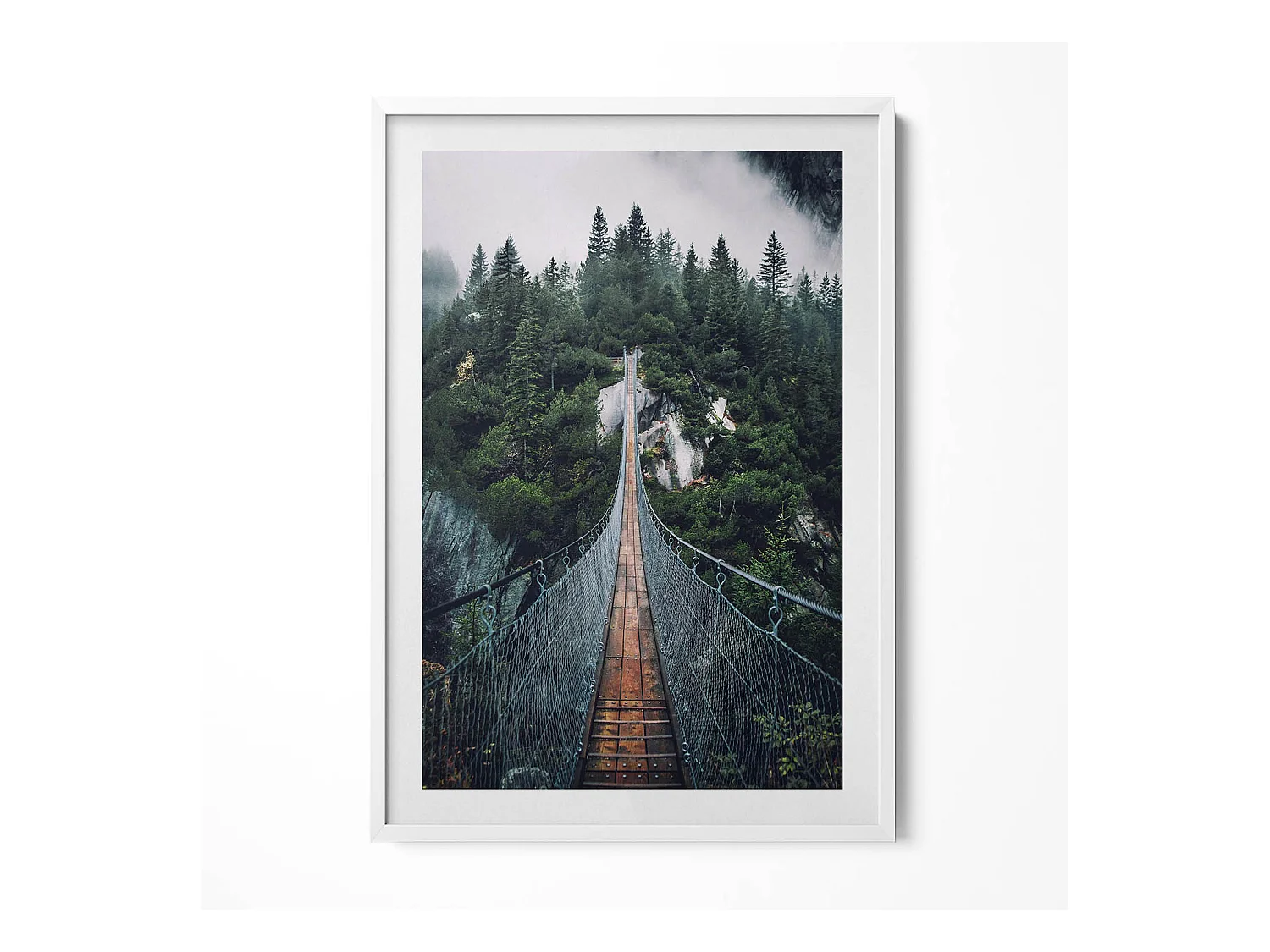 Tableau décoratif avec cadre blanc, Pont suspendu au-dessus de la forêt 70 x 100 cm– Parfait pour le salon ou la chambre