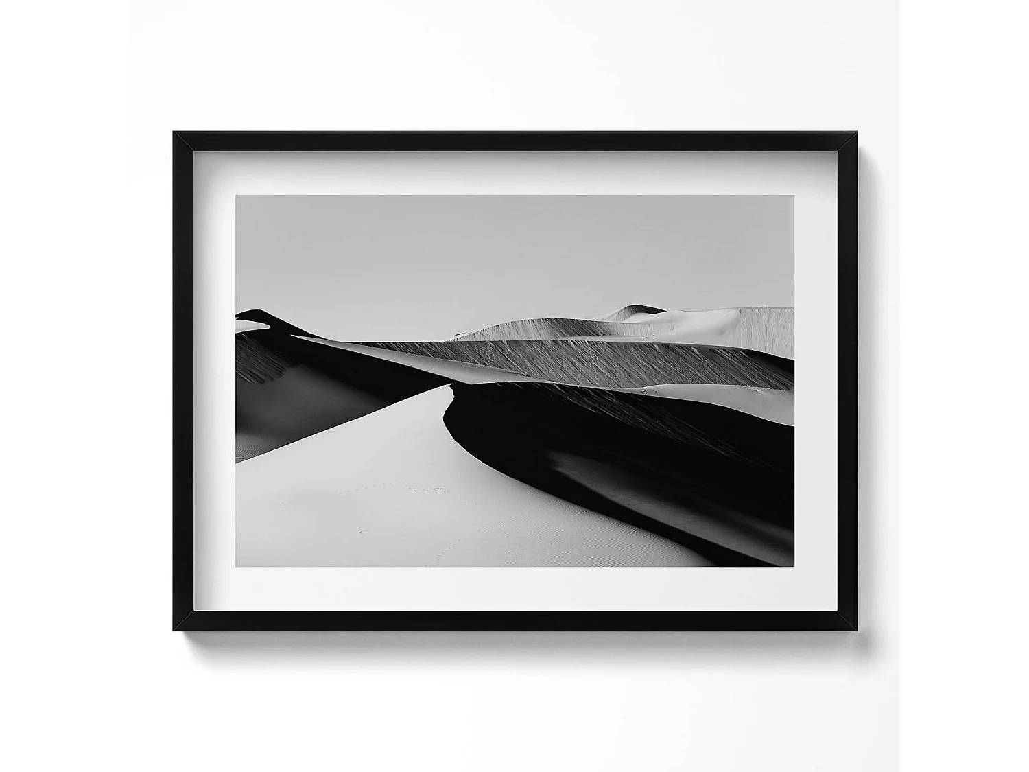 Dekoratives Gemälde mit schwarzem Rahmen, minimalistische schwarz-weiße Wüstenlandschaft 70 x 50 cm – perfekt für das Wohn- oder Schlafzimmer