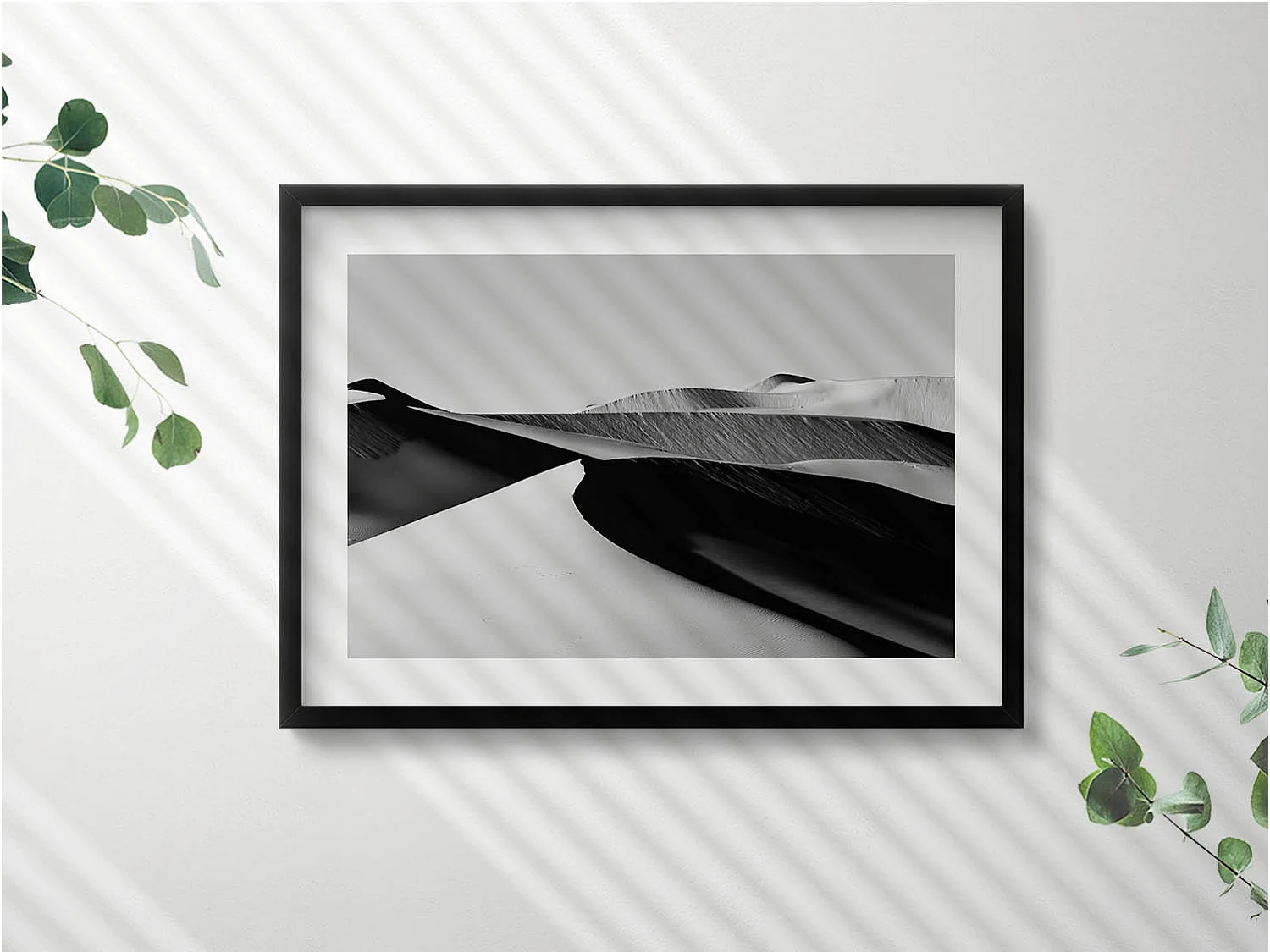 Dekoratives Gemälde mit schwarzem Rahmen, minimalistische schwarz-weiße Wüstenlandschaft 70 x 50 cm – perfekt für das Wohn- oder Schlafzimmer