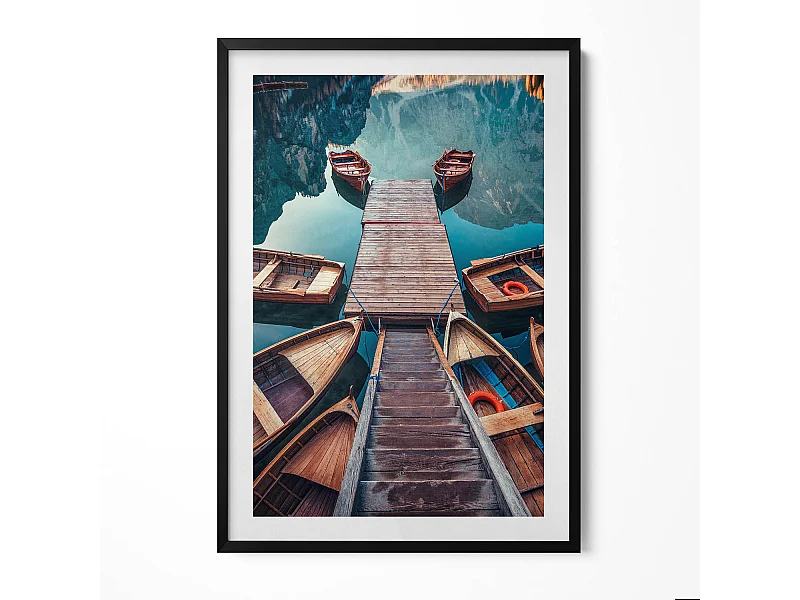 Dekoratives Gemälde mit schwarzem Rahmen, Die Seebrücke und der Pragser Wildsee 70 x 100 cm – Perfekt für das Wohn- oder Schlafzimmer