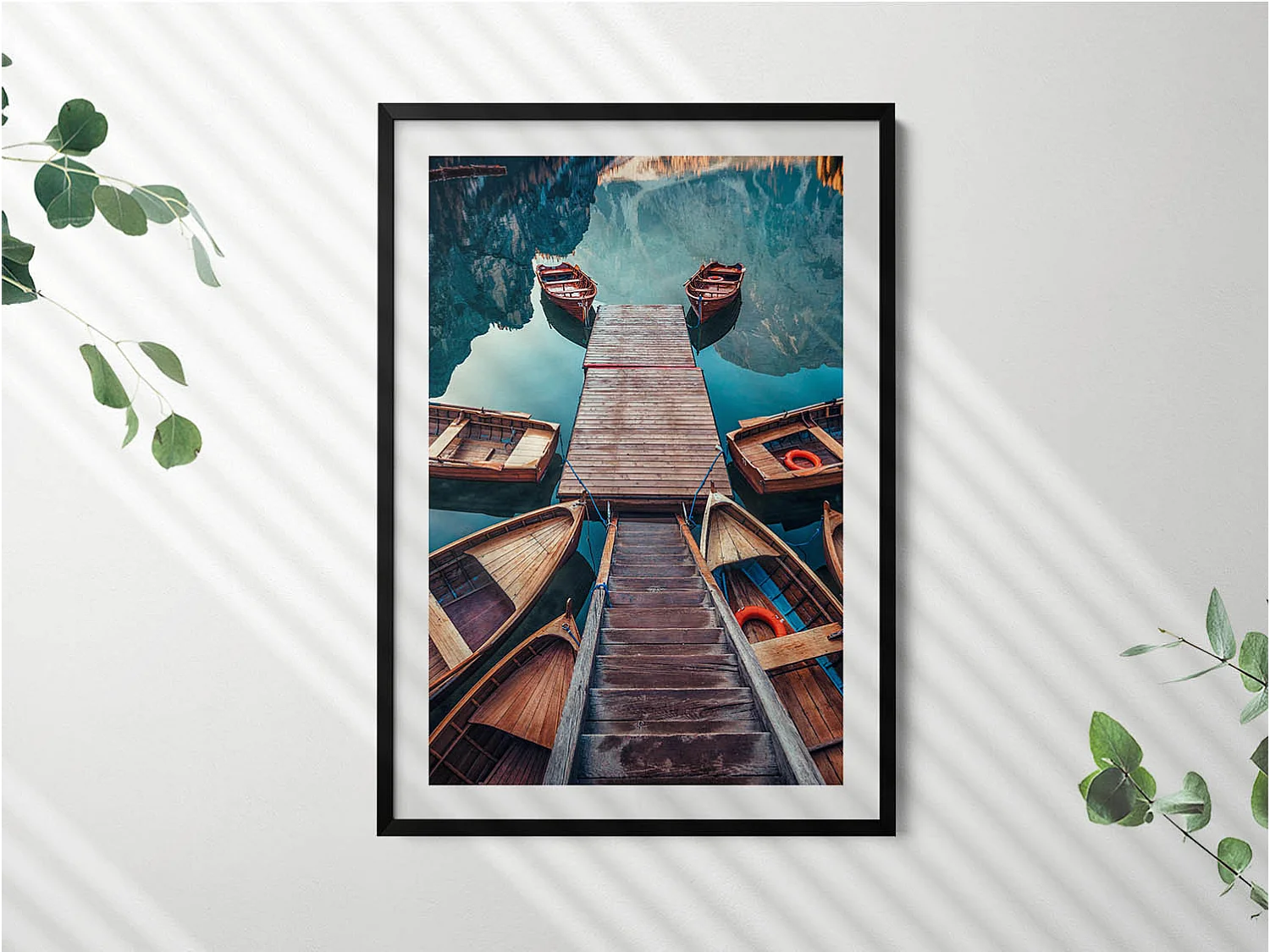 Dekoratives Gemälde mit schwarzem Rahmen, Die Seebrücke und der Pragser Wildsee 70 x 100 cm – Perfekt für das Wohn- oder Schlafzimmer