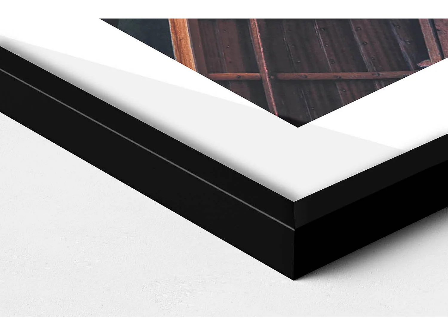 Dekoratives Gemälde mit schwarzem Rahmen, Die Seebrücke und der Pragser Wildsee 70 x 100 cm – Perfekt für das Wohn- oder Schlafzimmer