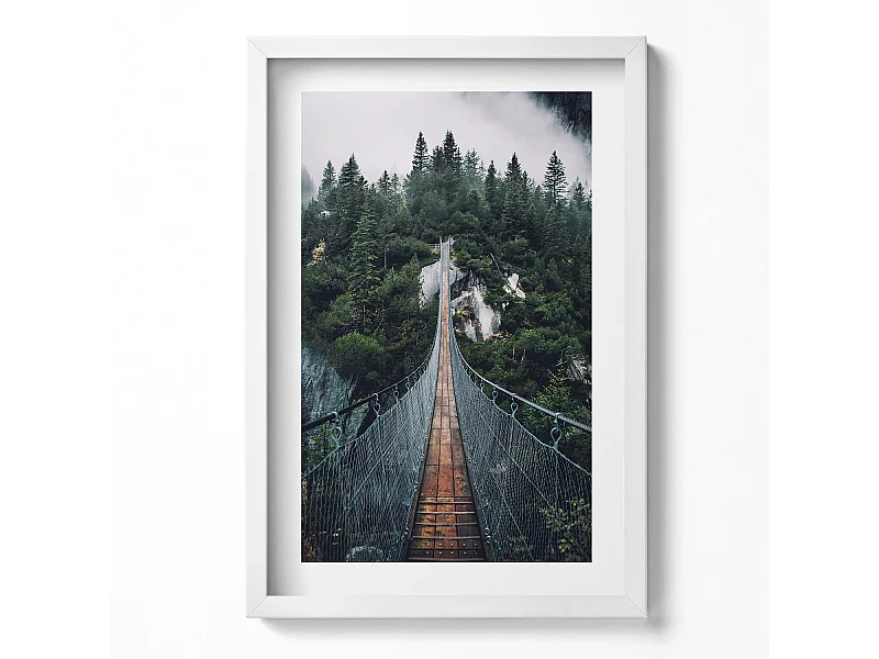 Decoratief schilderij met witte lijst, Hangbrug over het bos 40 x 60 cm – Perfect voor de woon- of slaapkamer