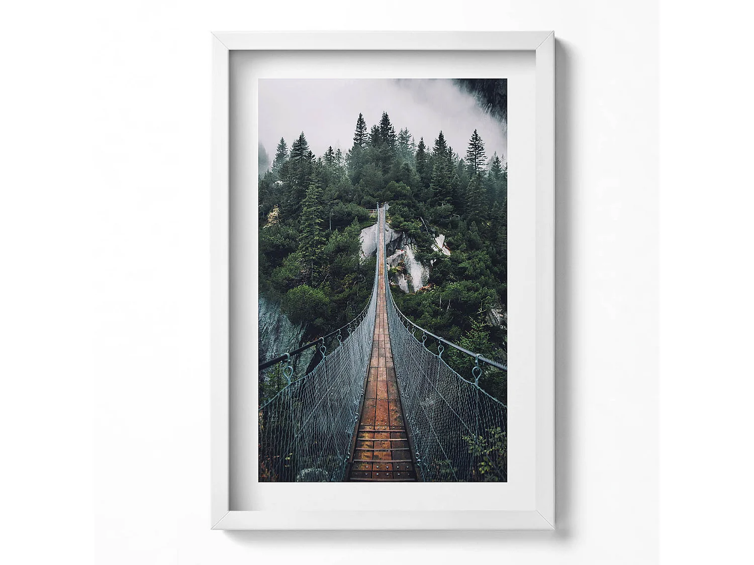 Decoratief schilderij met witte lijst, Hangbrug over het bos 40 x 60 cm – Perfect voor de woon- of slaapkamer