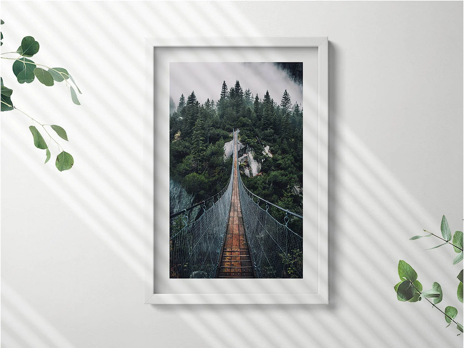 Decoratief schilderij met witte lijst, Hangbrug over het bos 40 x 60 cm – Perfect voor de woon- of slaapkamer