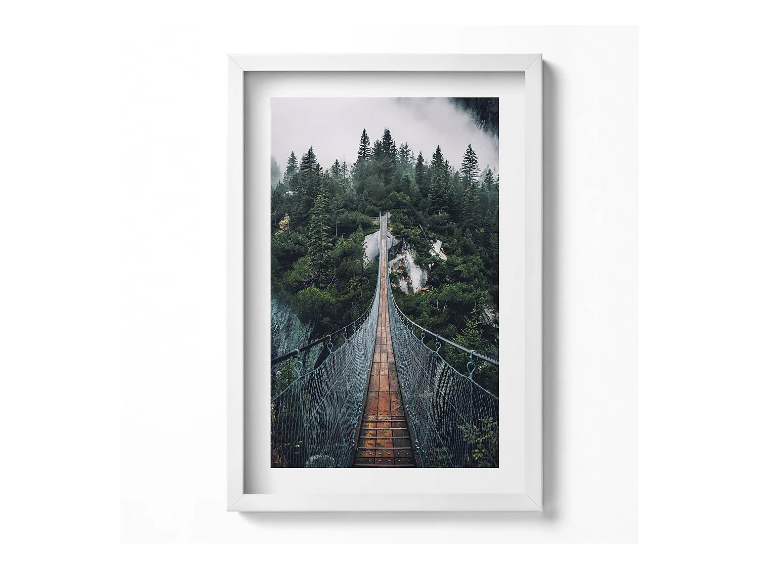 Tableau décoratif avec cadre blanc, Pont suspendu au-dessus de la forêt 40 x 60 cm– Parfait pour le salon ou la chambre