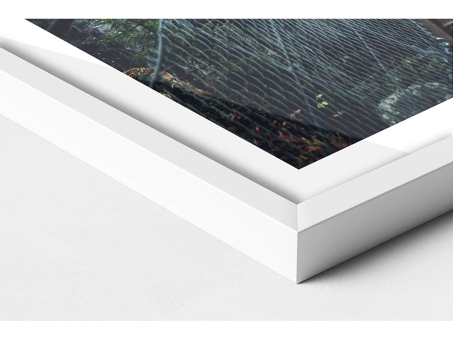 Dekoratives Gemälde mit weißem Rahmen, Hängebrücke über den Wald 40 x 60 cm – Perfekt für das Wohn- oder Schlafzimmer