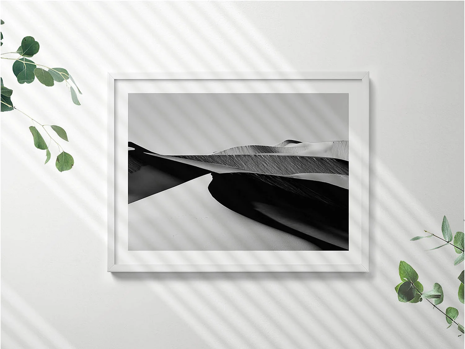 Dekoratives Gemälde mit weißem Rahmen, minimalistische schwarz-weiße Wüstenlandschaft 80 x 60 cm – perfekt für das Wohn- oder Schlafzimmer