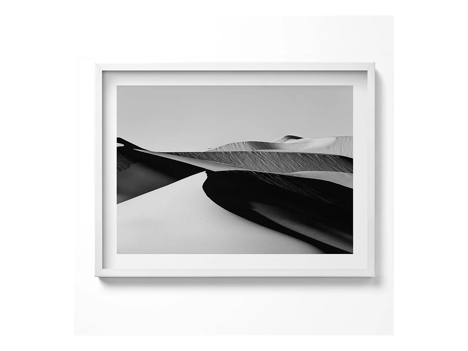 Tableau décoratif avec cadre blanc, Paysage désertique minimaliste noir et blanc 80 x 60 cm– Parfait pour le salon ou la chambre