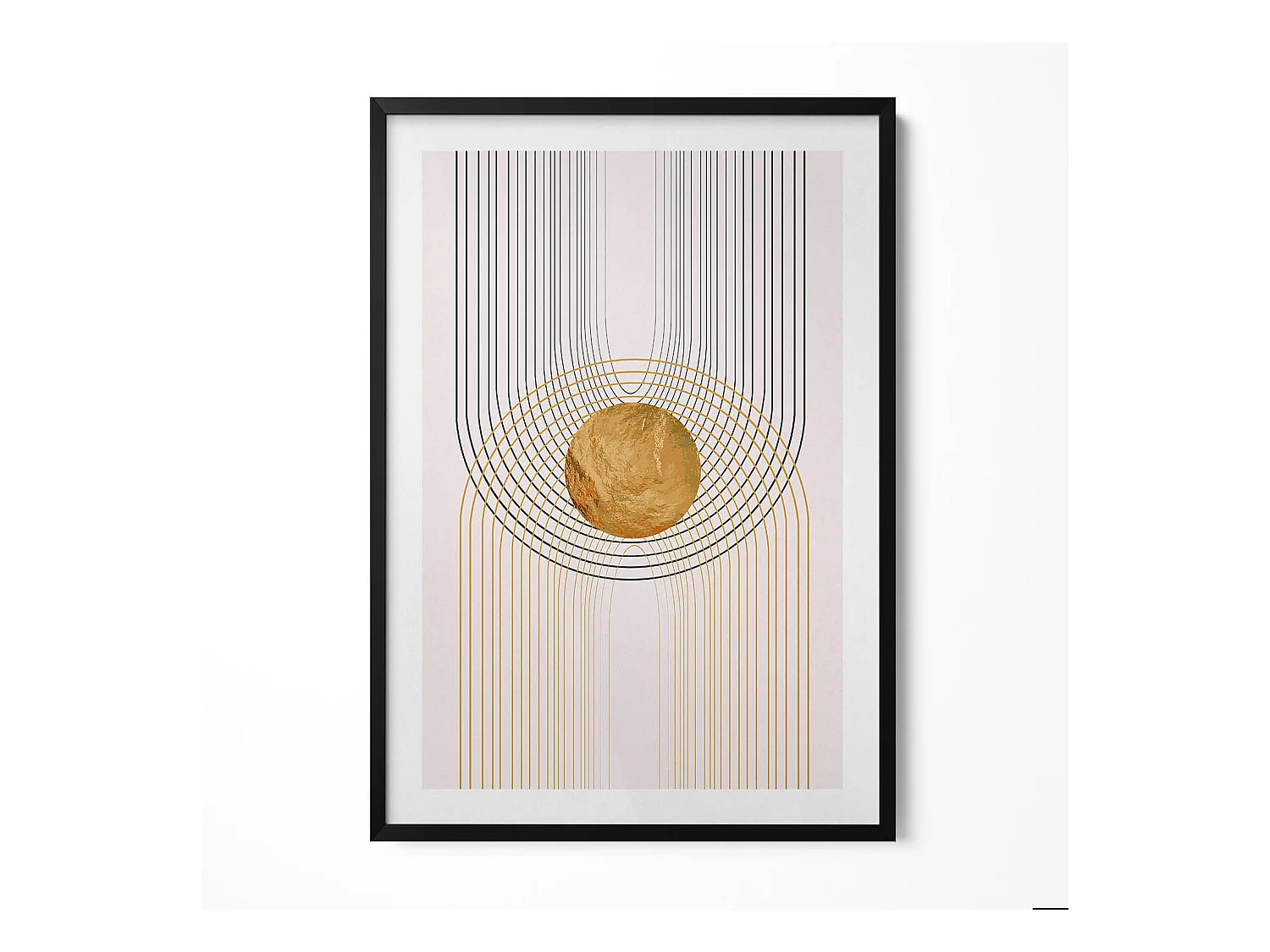 Quadro decorativo con cornice nera, Forme fluide dorate su fondo beige 70 x 100 cm – Perfetto per il soggiorno o la camera da letto