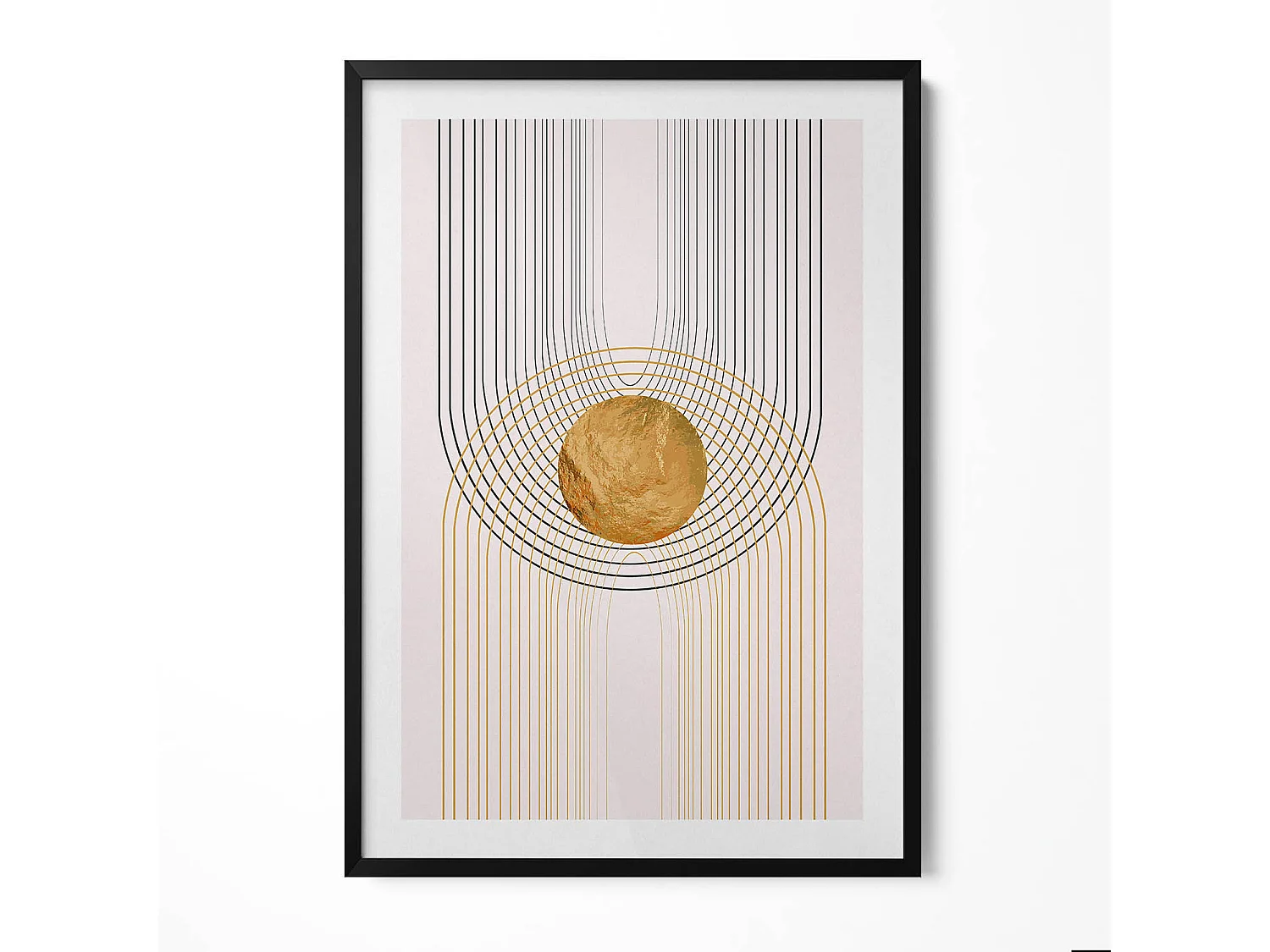 Quadro decorativo con cornice nera, Forme fluide dorate su fondo beige 70 x 100 cm – Perfetto per il soggiorno o la camera da letto