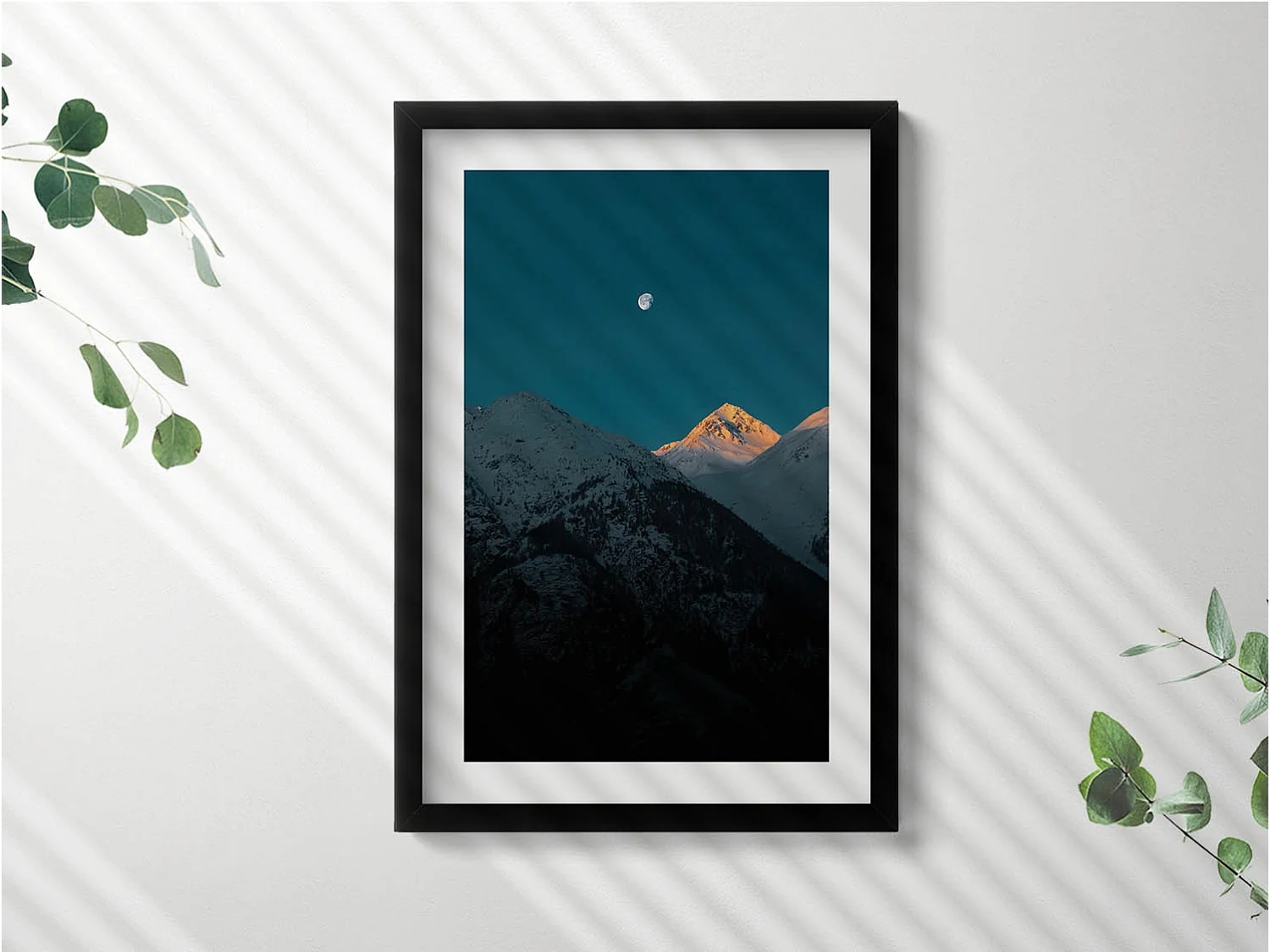 Dekoratives Gemälde mit schwarzem Rahmen, Sonnenuntergang in den Bergen 40 x 60 cm – Perfekt für das Wohn- oder Schlafzimmer