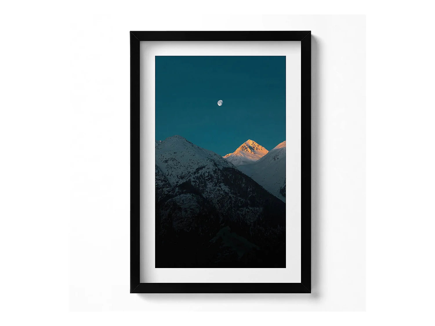 Tableau décoratif avec cadre noir, Coucher de soleil dans les montagnes 40 x 60 cm– Parfait pour le salon ou la chambre