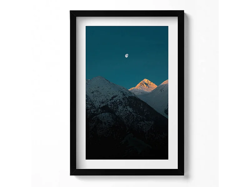 Dekoratives Gemälde mit schwarzem Rahmen, Sonnenuntergang in den Bergen 40 x 60 cm – Perfekt für das Wohn- oder Schlafzimmer