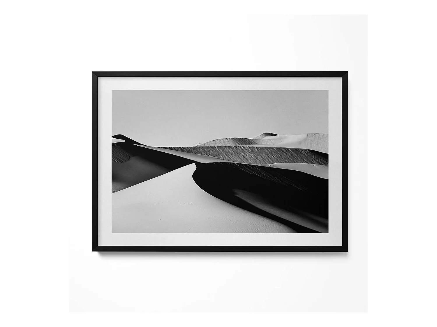 Tableau décoratif avec cadre noir, Paysage désertique minimaliste noir et blanc 100 x 70 cm– Parfait pour le salon ou la chambre