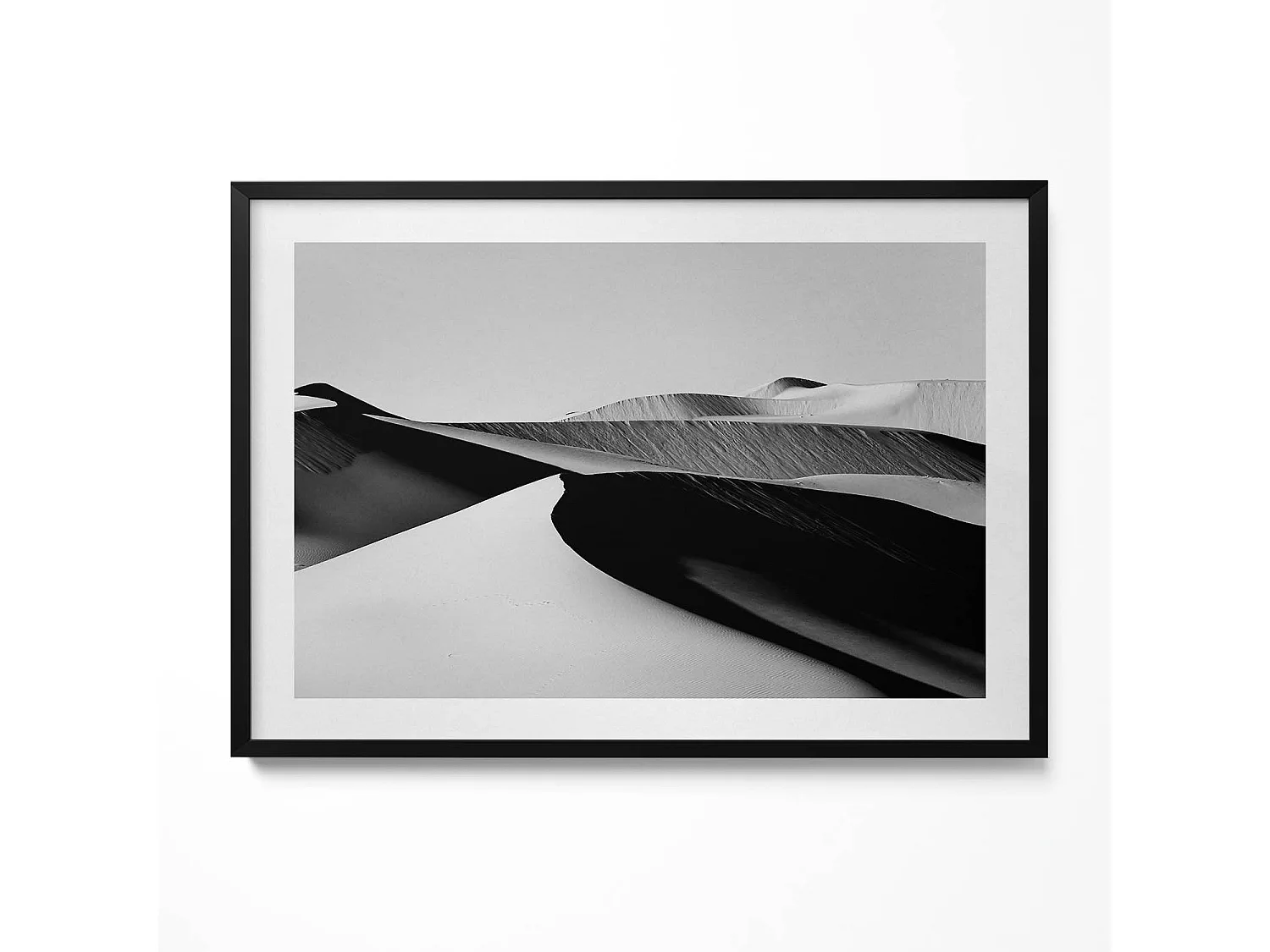 Dekoratives Gemälde mit schwarzem Rahmen, minimalistische schwarz-weiße Wüstenlandschaft 100 x 70 cm – perfekt für das Wohn- oder Schlafzimmer