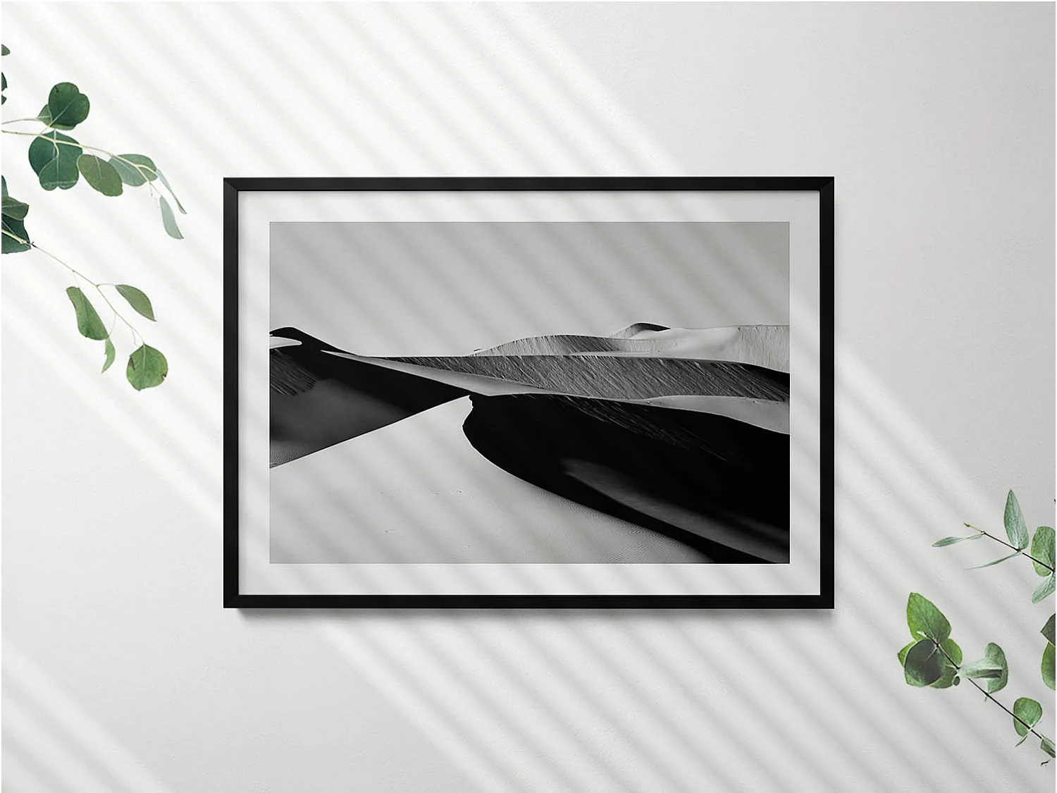 Dekoratives Gemälde mit schwarzem Rahmen, minimalistische schwarz-weiße Wüstenlandschaft 100 x 70 cm – perfekt für das Wohn- oder Schlafzimmer