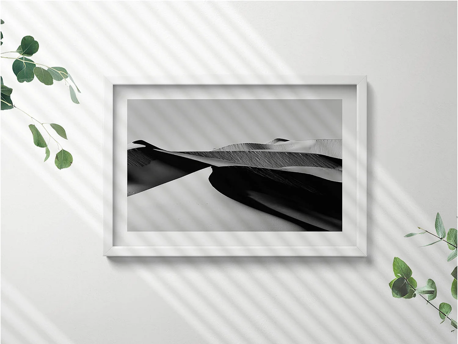 Dekoratives Gemälde mit weißem Rahmen, minimalistische schwarz-weiße Wüstenlandschaft 60 x 40 cm – perfekt für das Wohn- oder Schlafzimmer