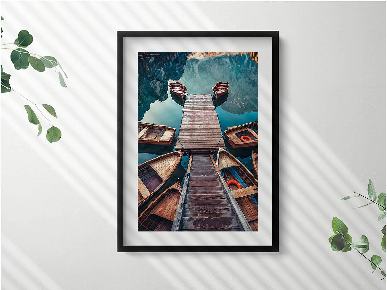 Tableau décoratif avec cadre noir, La jetée et le lac Pragser Wildsee 50 x 70 cm– Parfait pour le salon ou la chambre