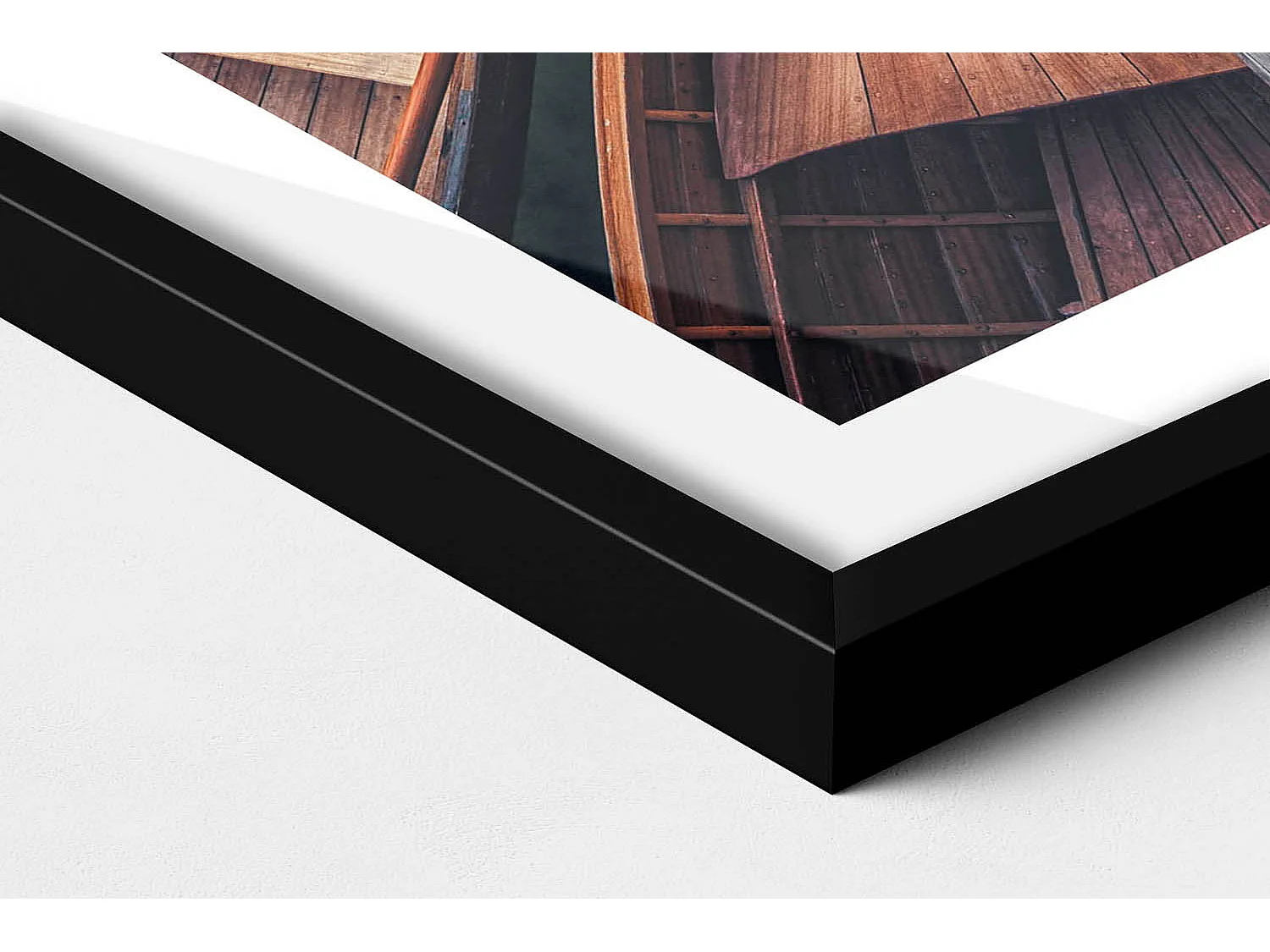 Tableau décoratif avec cadre noir, La jetée et le lac Pragser Wildsee 50 x 70 cm– Parfait pour le salon ou la chambre