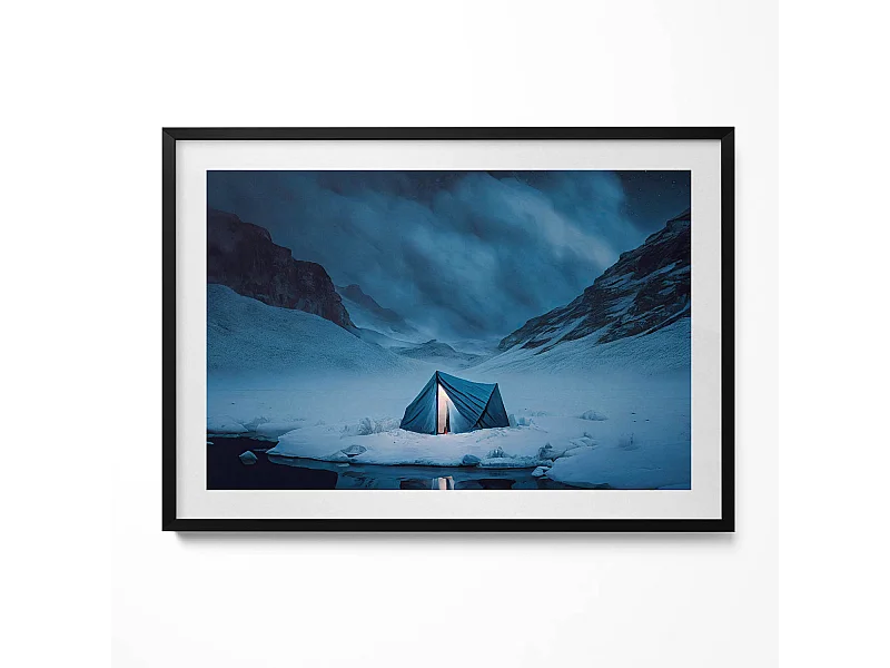 Decoratief schilderij met zwarte lijst, Tent in de bergen van IJsland 100 x 70 cm – Perfect voor de woon- of slaapkamer