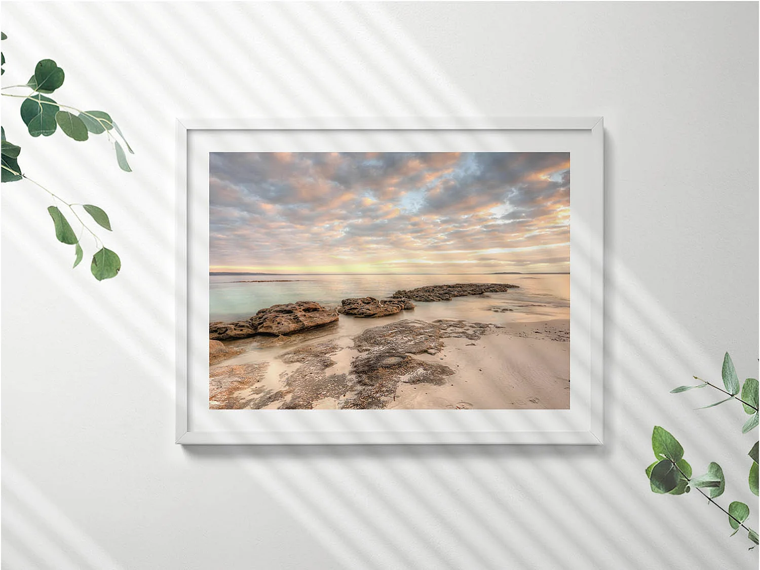 Dekoratives Gemälde mit weißem Rahmen, Strand-, Meeres- und Himmelslandschaft 80 x 60 cm – Perfekt für das Wohn- oder Schlafzimmer