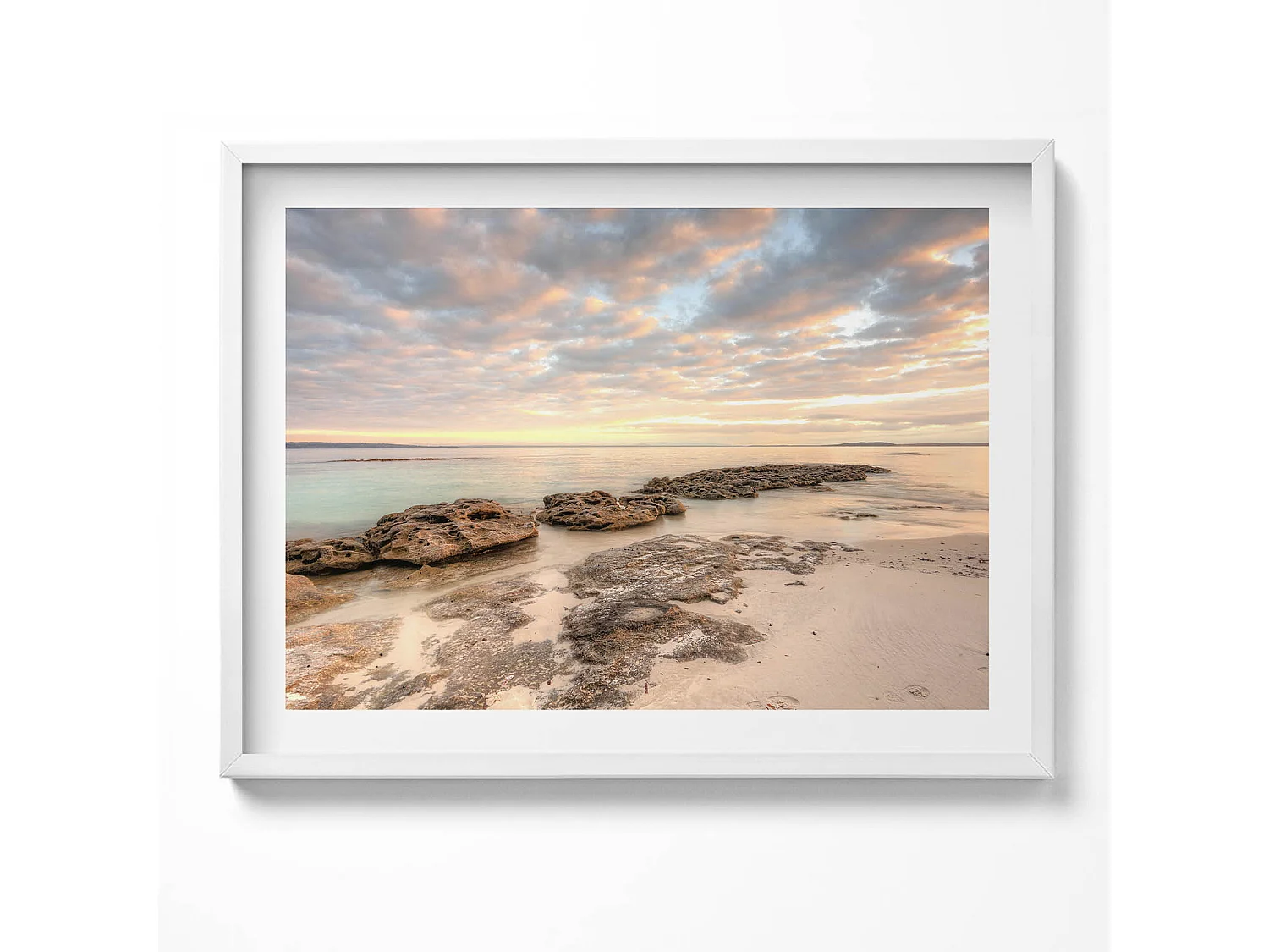 Tableau décoratif avec cadre blanc, Paysage de plage, de mer et de ciel 80 x 60 cm– Parfait pour le salon ou la chambre