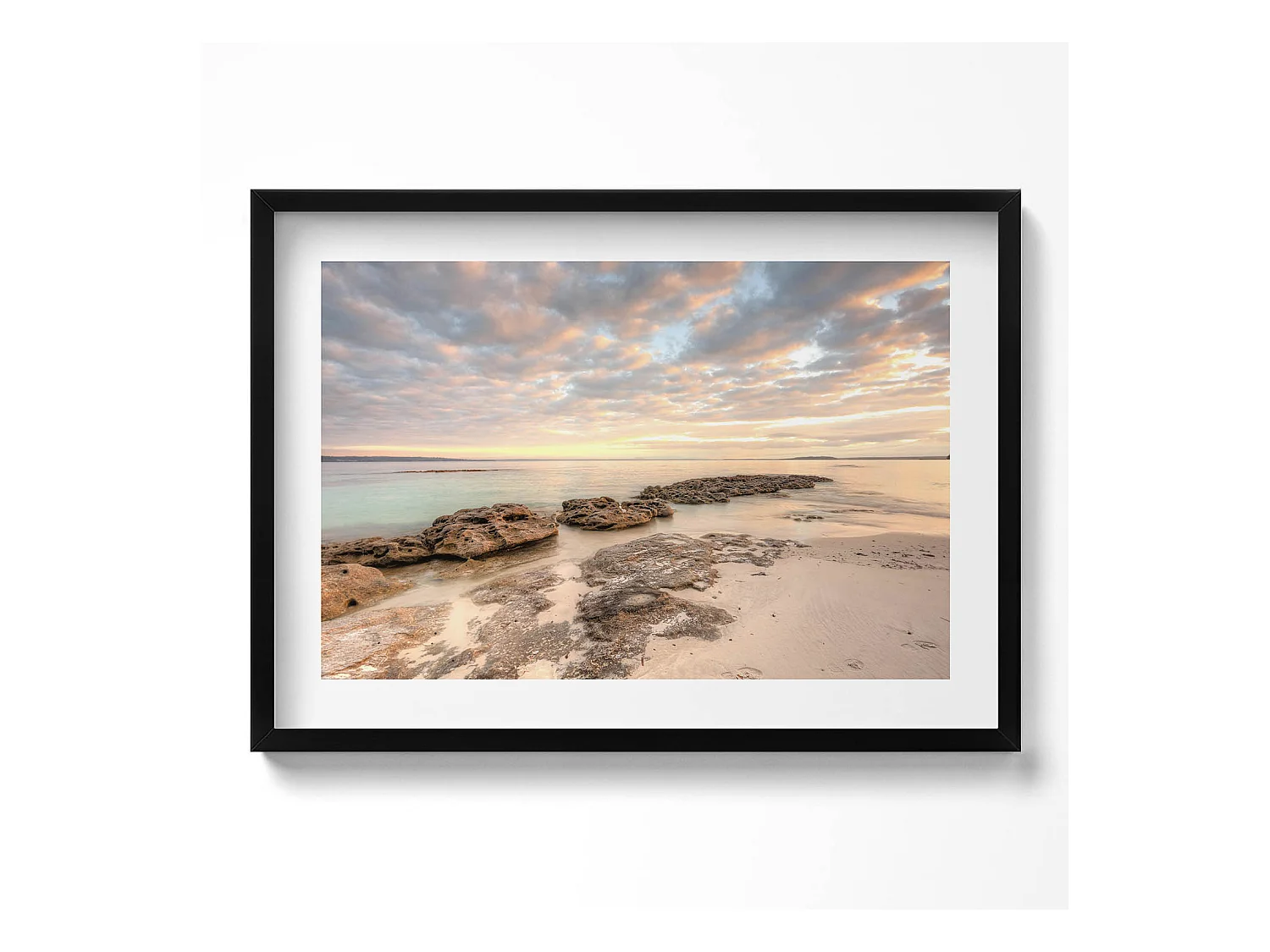 Tableau décoratif avec cadre noir, Paysage de plage, de mer et de ciel 70 x 50 cm– Parfait pour le salon ou la chambre