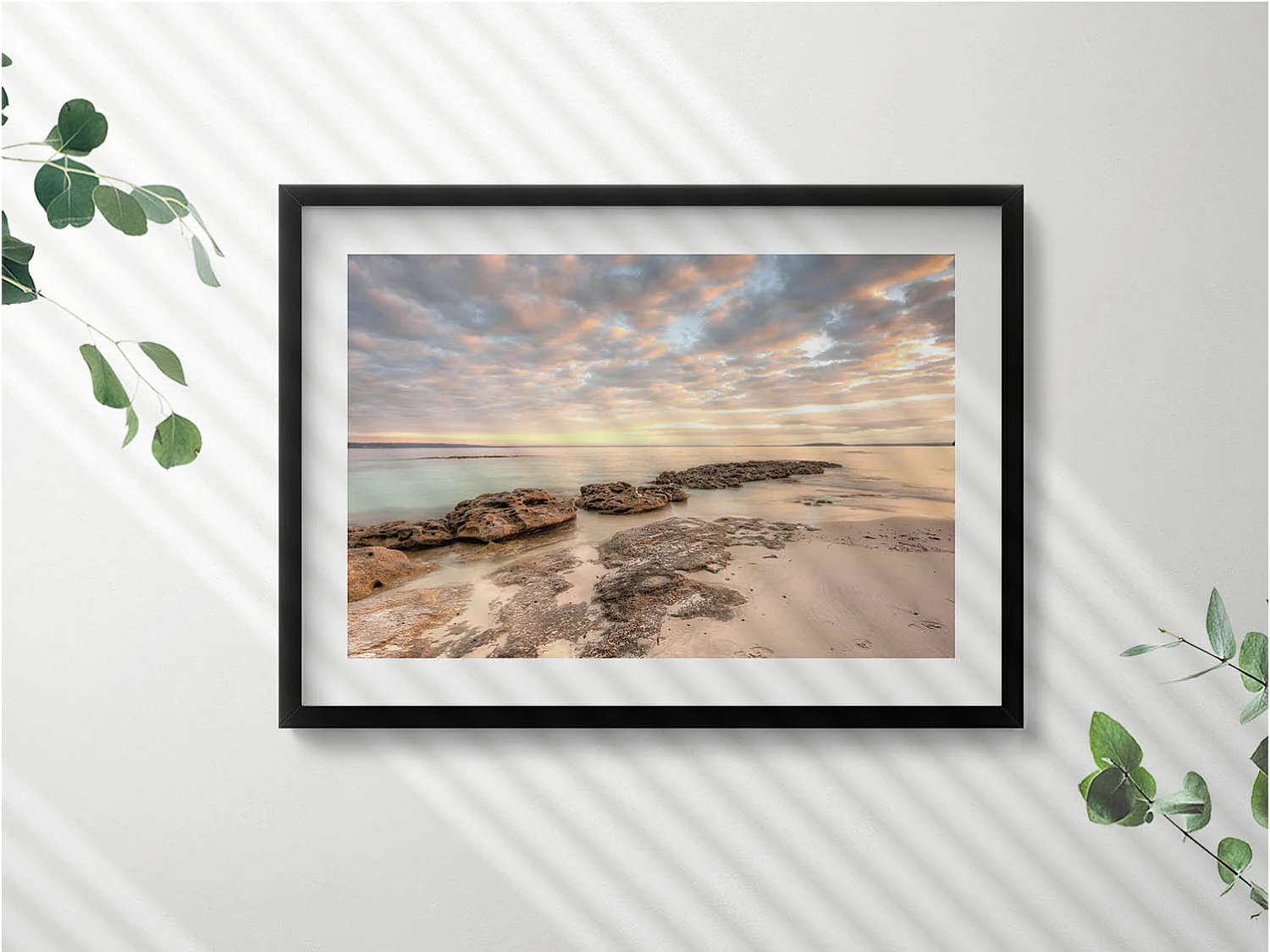 Dekoratives Gemälde mit schwarzem Rahmen, Strand-, Meeres- und Himmelslandschaft 70 x 50 cm – Perfekt für das Wohn- oder Schlafzimmer