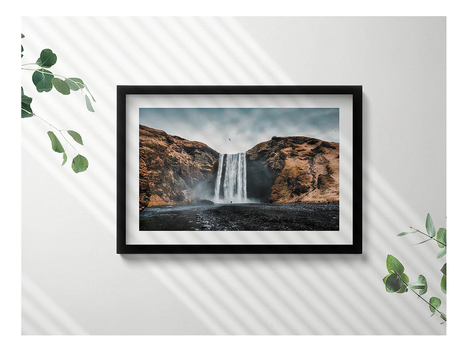 Tableau décoratif avec cadre noir, Cascade parmi les rochers 60 x 40 cm– Parfait pour le salon ou la chambre