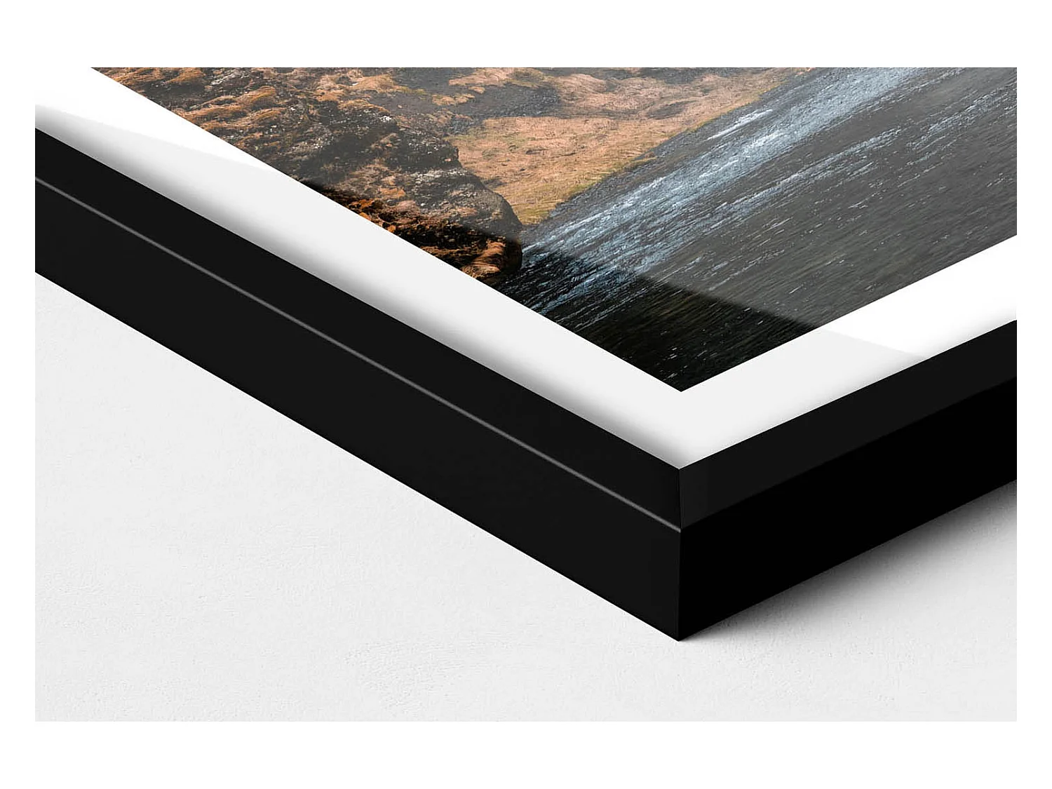 Tableau décoratif avec cadre noir, Cascade parmi les rochers 60 x 40 cm– Parfait pour le salon ou la chambre