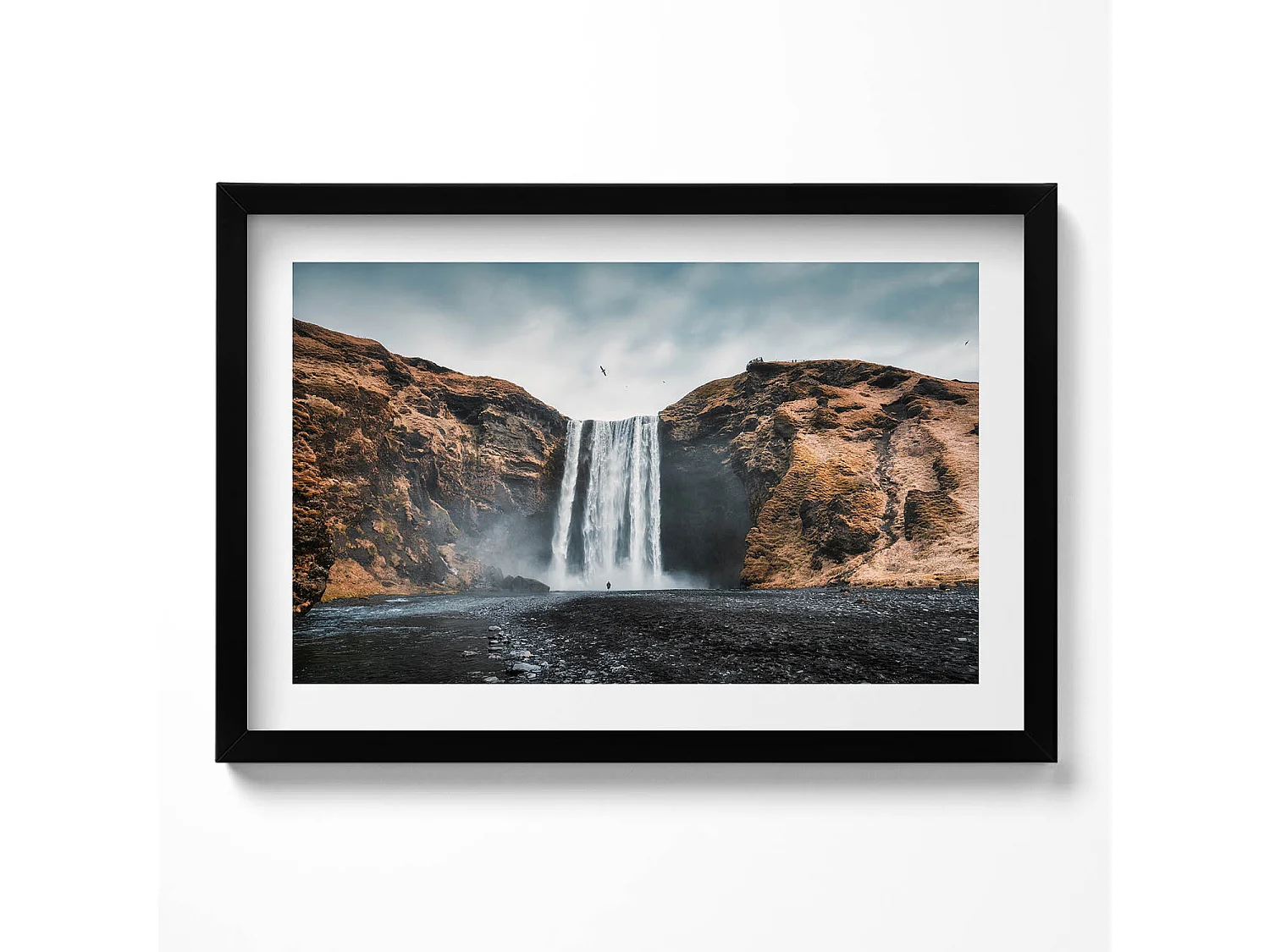 Decoratief schilderij met zwarte lijst, Waterval tussen de rotsen 60 x 40 cm – Perfect voor de woon- of slaapkamer