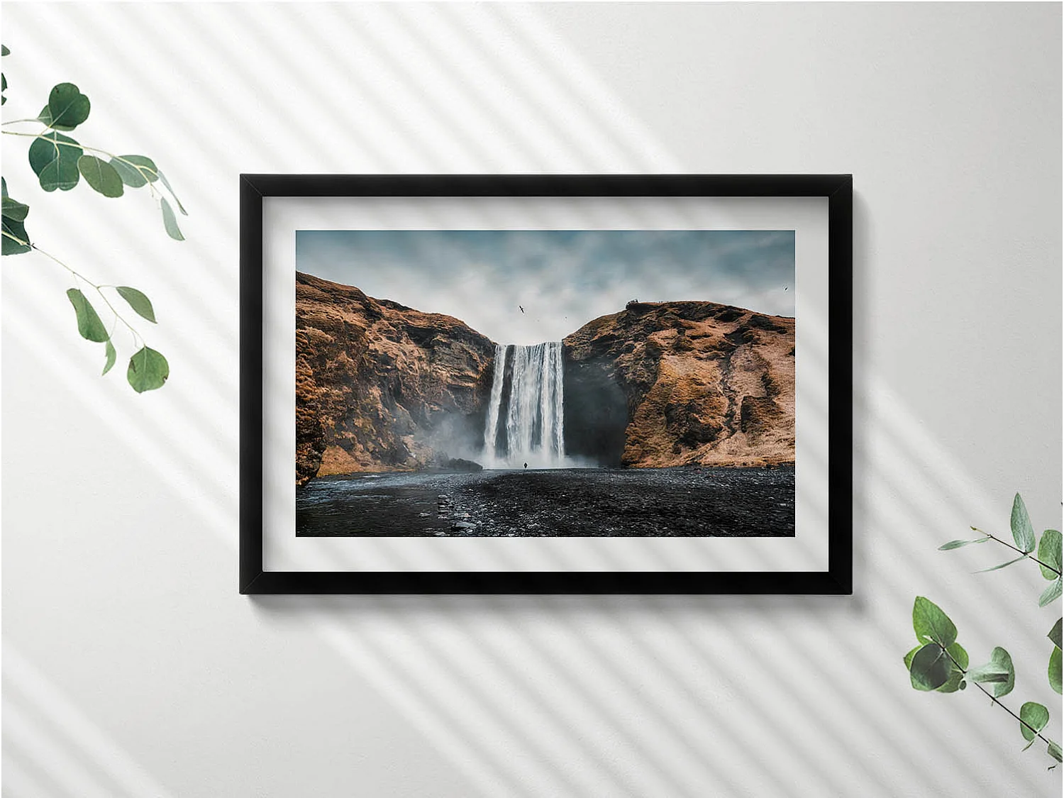 Decoratief schilderij met zwarte lijst, Waterval tussen de rotsen 60 x 40 cm – Perfect voor de woon- of slaapkamer