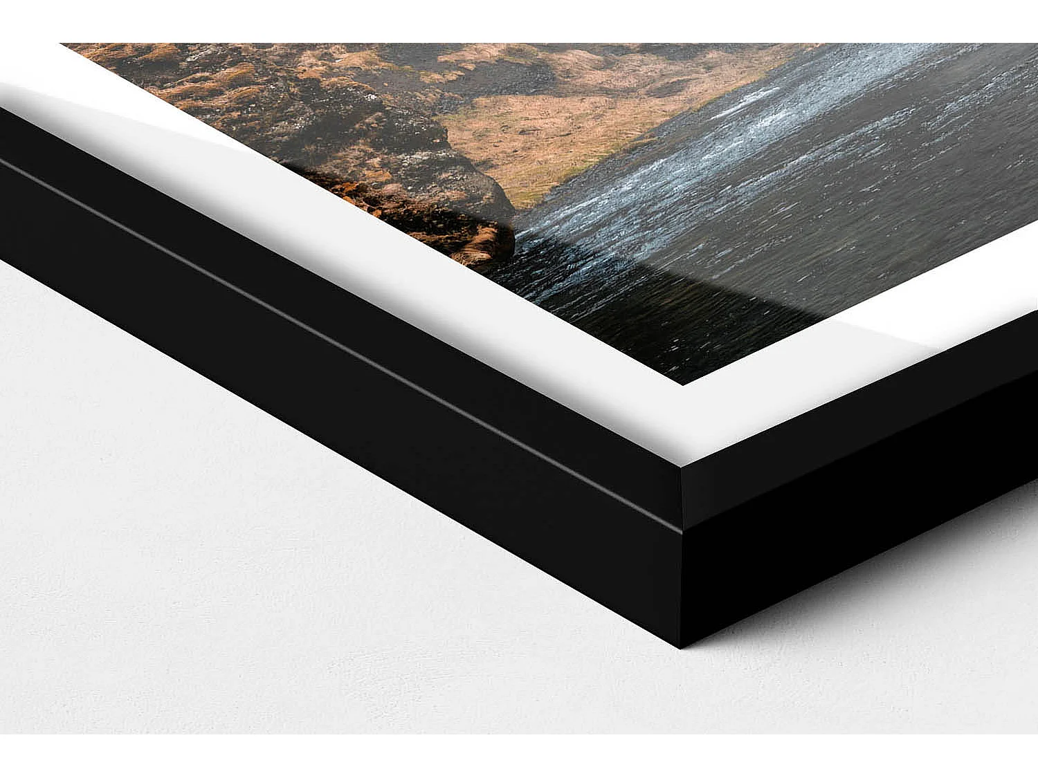 Decoratief schilderij met zwarte lijst, Waterval tussen de rotsen 60 x 40 cm – Perfect voor de woon- of slaapkamer