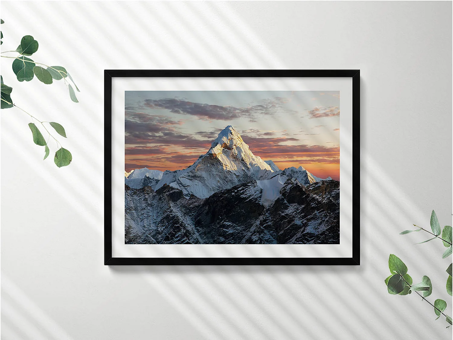 Cuadro decorativo con marco negro, Pico de montaña nevado 80 x 60 cm – Perfecto para el salón o el dormitorio