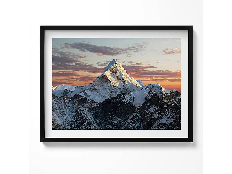 Dekoratives Gemälde mit schwarzem Rahmen, Schneebedeckter Berggipfel 80 x 60 cm – Perfekt für das Wohn- oder Schlafzimmer