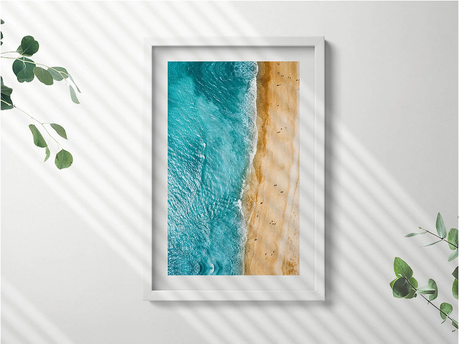 Tableau décoratif avec cadre blanc, Gens de la plage de la mer 40 x 60 cm– Parfait pour le salon ou la chambre