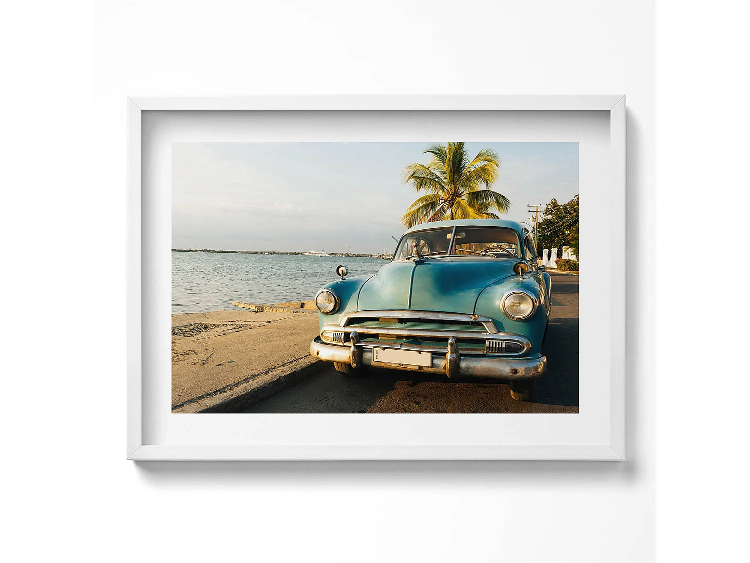 Dekoratives Gemälde mit weißem Rahmen, Blaues Auto am Meer 70 x 50 cm – Perfekt für das Wohn- oder Schlafzimmer