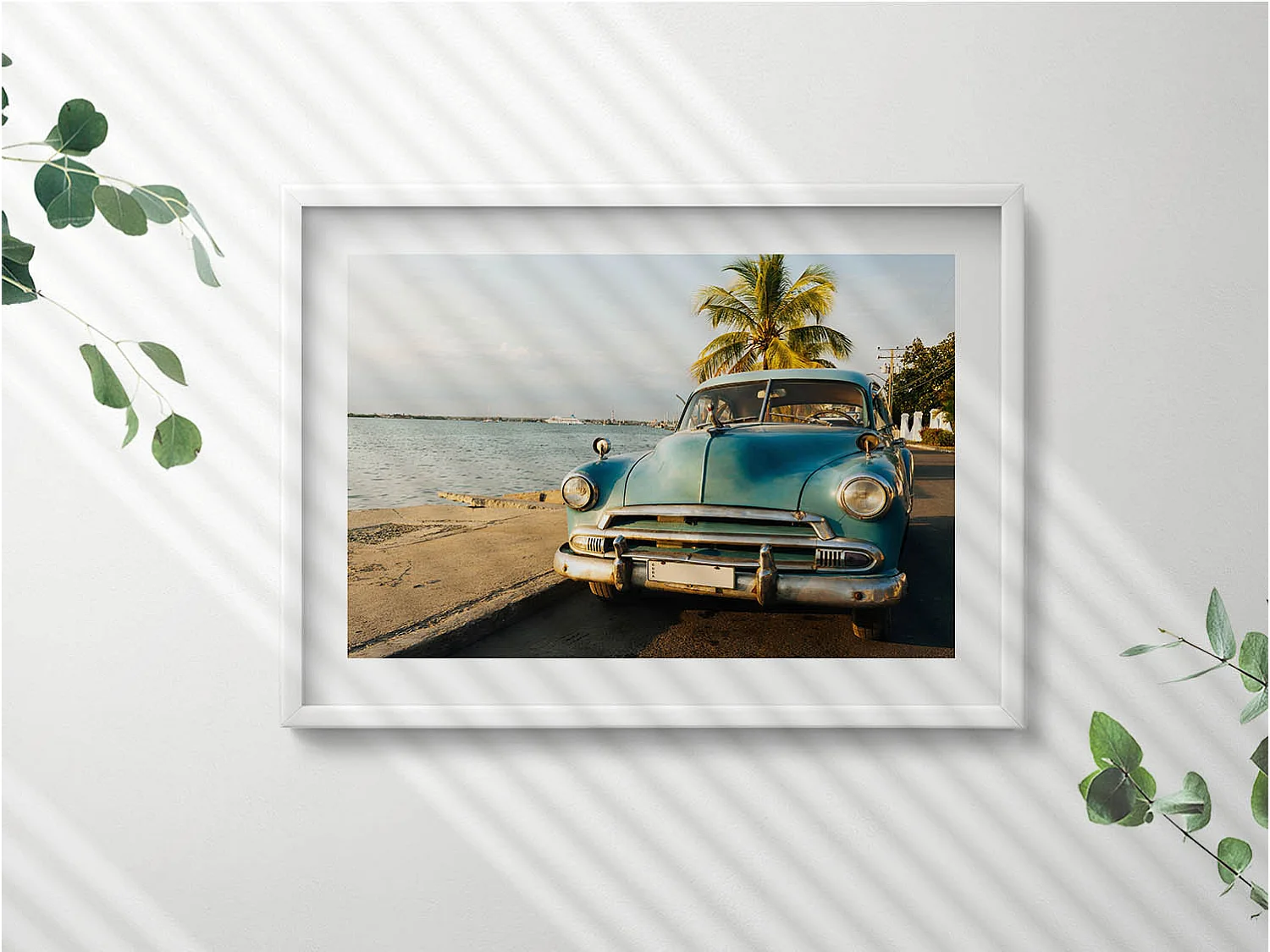 Dekoratives Gemälde mit weißem Rahmen, Blaues Auto am Meer 70 x 50 cm – Perfekt für das Wohn- oder Schlafzimmer