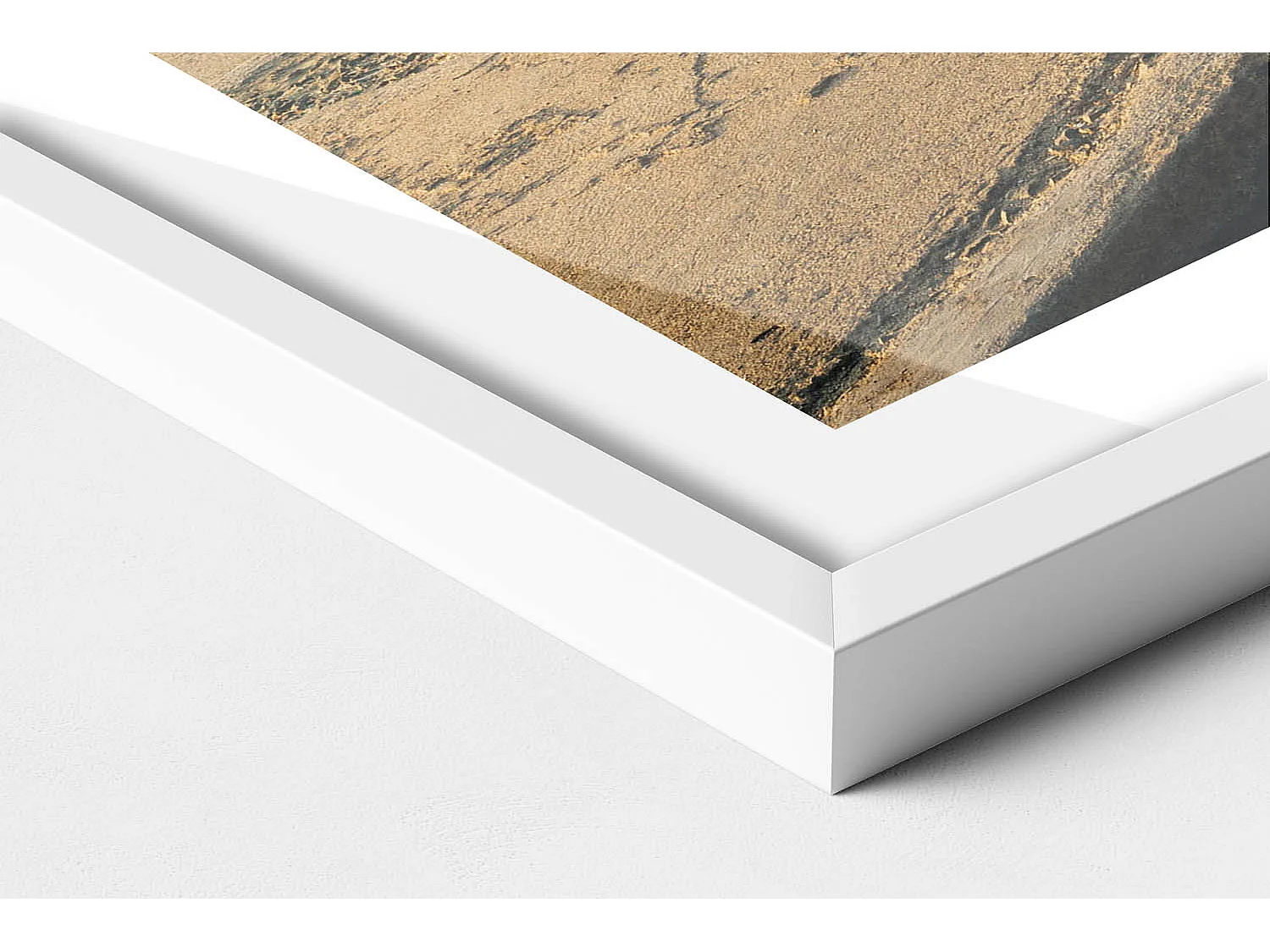 Dekoratives Gemälde mit weißem Rahmen, Blaues Auto am Meer 70 x 50 cm – Perfekt für das Wohn- oder Schlafzimmer