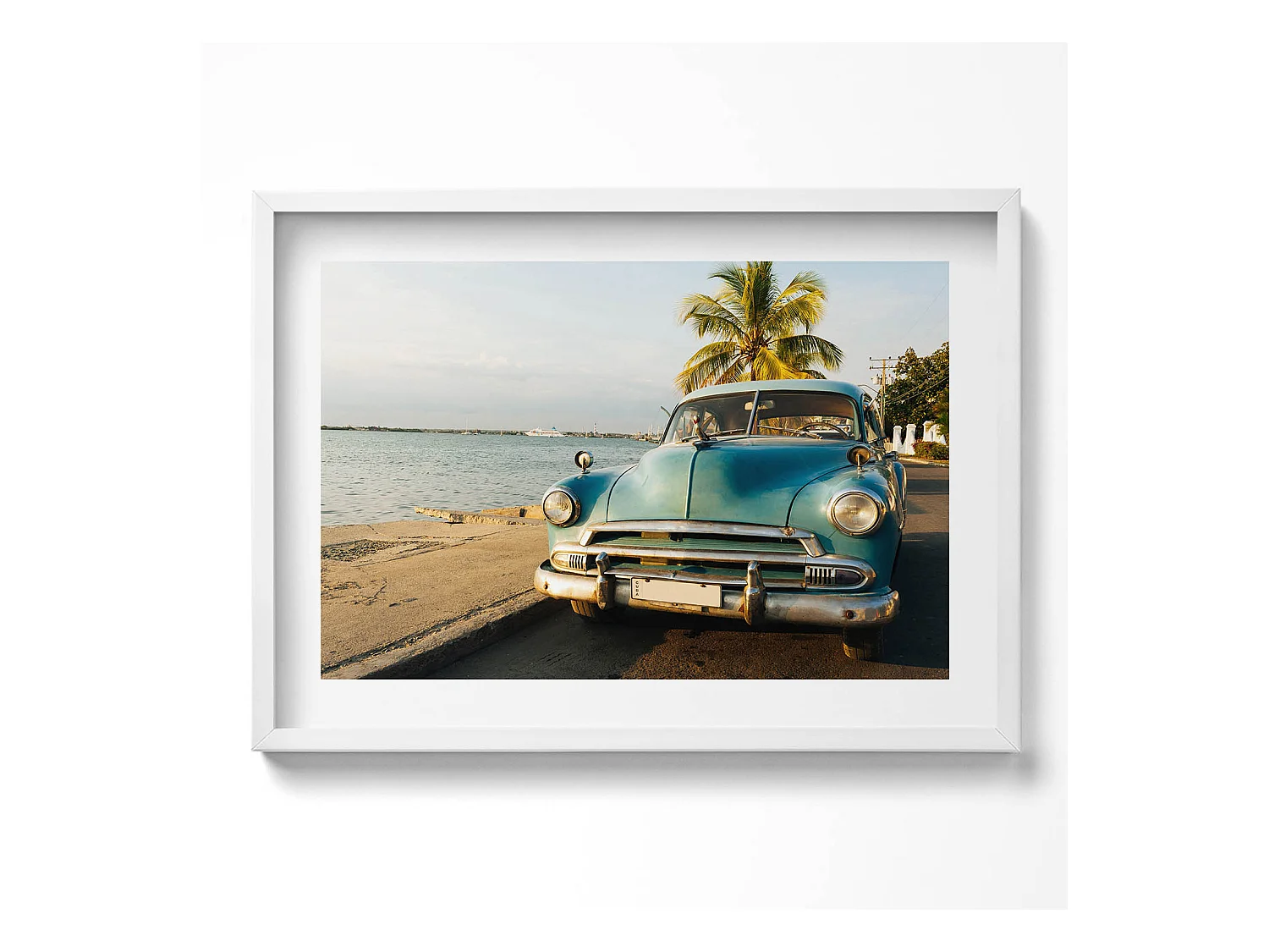 Tableau décoratif avec cadre blanc, Voiture bleue au bord de la mer 70 x 50 cm– Parfait pour le salon ou la chambre
