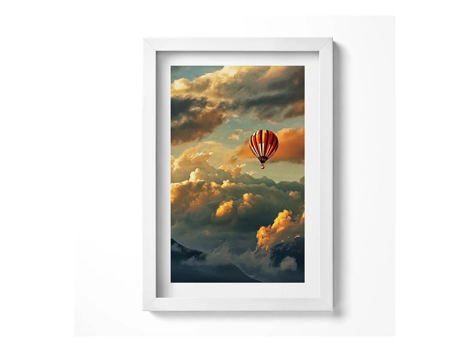 Tableau décoratif avec cadre blanc, Vol en montgolfière entre les nuages 20 x 30 cm – Parfait pour le salon ou la chambre
