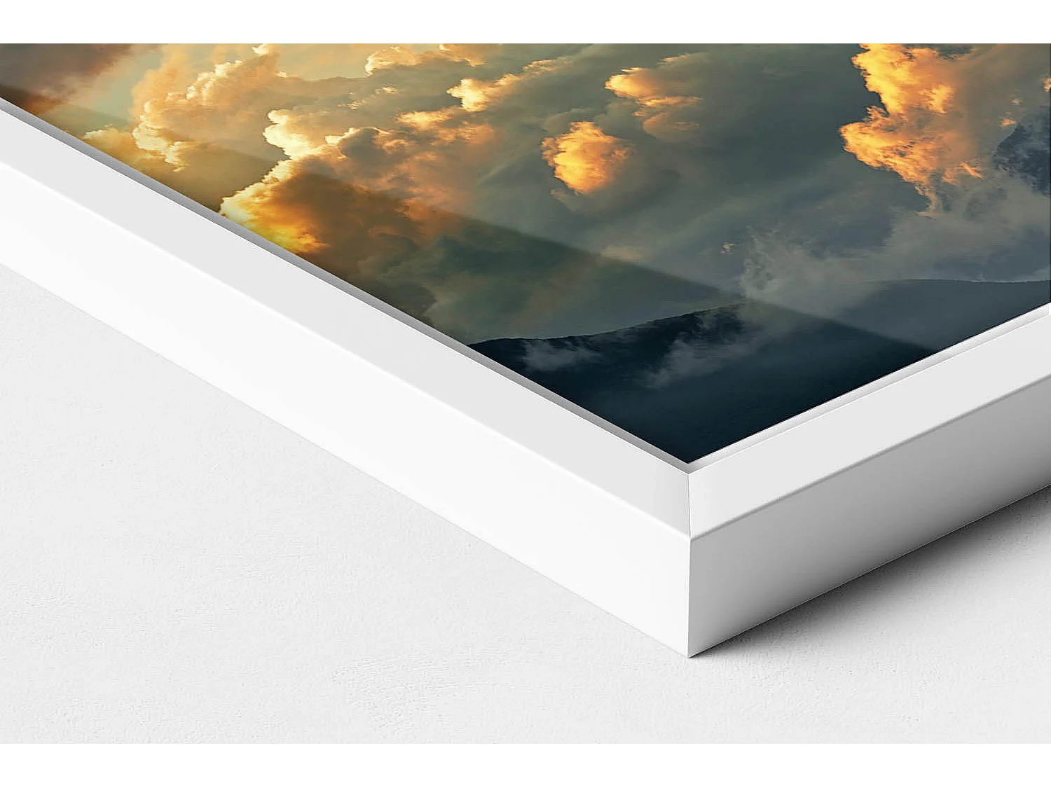 Tableau décoratif avec cadre blanc, Vol en montgolfière entre les nuages 20 x 30 cm – Parfait pour le salon ou la chambre