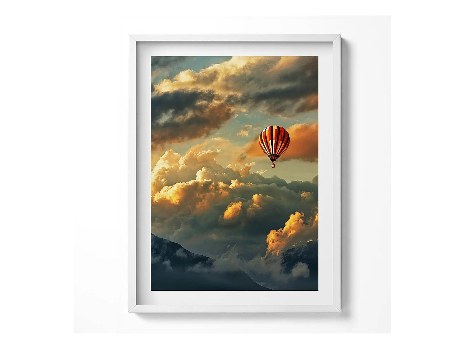 Tableau décoratif avec cadre blanc, Vol en montgolfière entre les nuages 60 x 80 cm– Parfait pour le salon ou la chambre