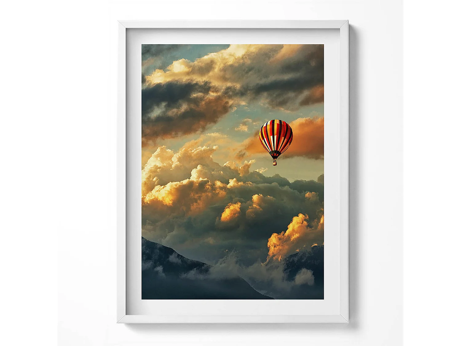 Tableau décoratif avec cadre blanc, Vol en montgolfière entre les nuages 60 x 80 cm– Parfait pour le salon ou la chambre