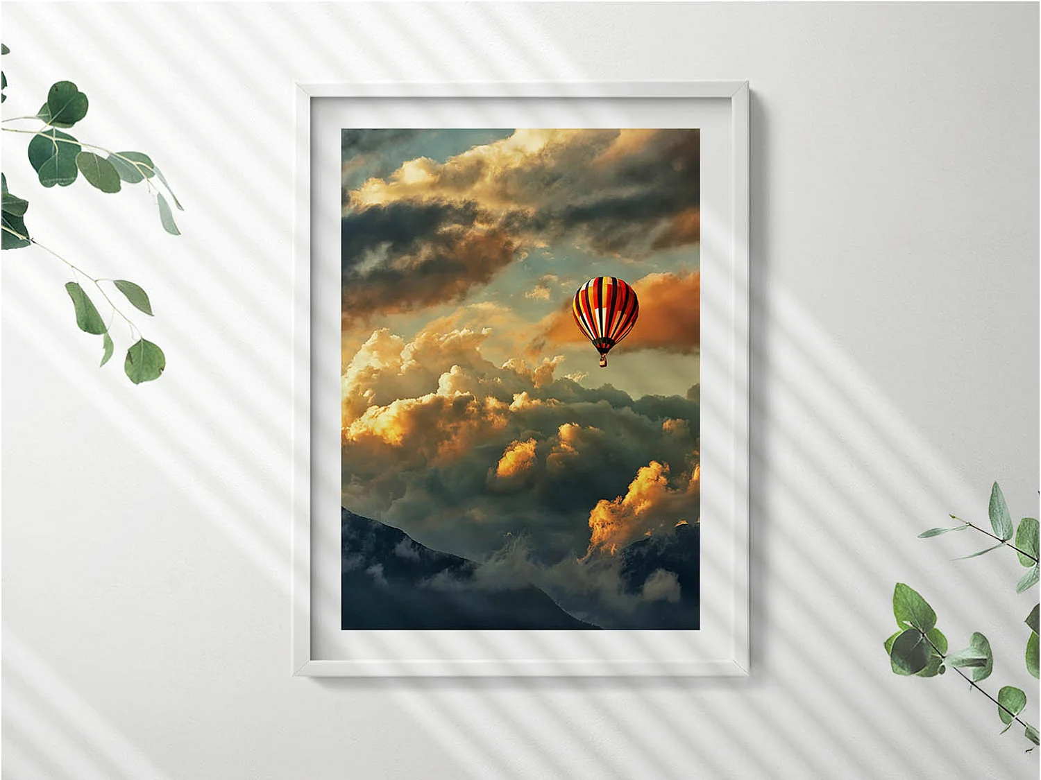 Tableau décoratif avec cadre blanc, Vol en montgolfière entre les nuages 60 x 80 cm– Parfait pour le salon ou la chambre